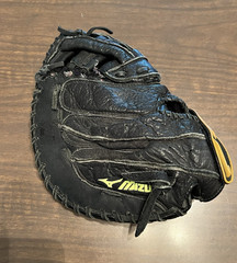 Mizuno GXS101 10in Left Hand Leather softball catchers glove – black- used