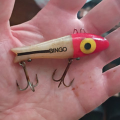 BINGO Topwater Fish-Shaped Lure Red/White/Yellow/Black Plastic 2 Trebles