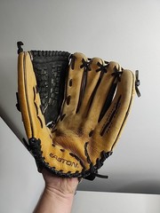 Easton HVC 1400 Right Handed Baseball Gove 14″ Tan & Black
