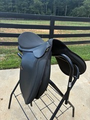 WinTec all-propose black saddle 5in gullet 17in seat. Very good condition
