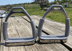 4.5″ Equiroyal stainless flex hinged / jointed English stirrups irons w/pads