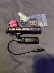 M600B-UNBRANDED UNIT 1000L Flashlight + Duel P/S, Duel Mounts & 2 S/F Batteries