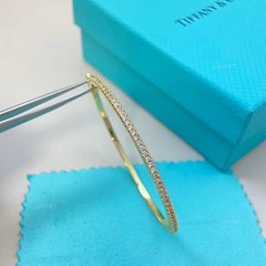 Tlffany&Co 18K Yellow Gold Bangle Bracelet With 1.35 Carat Round F VS Diamonds