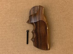 Hogue Checkered Pau Ferro Finger Groove Grips/ DAN WESSON, LARGE FRAME Revolver