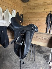 MacRider Burlington Monoflap Dressage Saddle. 17.5”