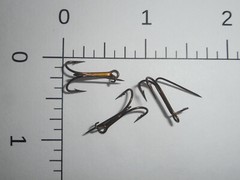 10 MUSTAD #10 DOUBLE LIMERICK OUTSIDE HOOKS WITH SAFETY PIN RINGED BRONZED 79041