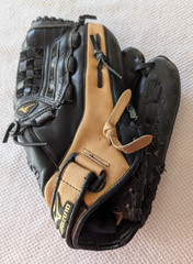 Mizuno GSP1251D Victory Series 12.5″ Baseball Glove RHT Black Tan Broken In