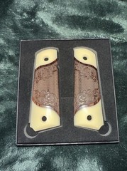 COLT 1911 45 AUTO ROSEWOOD GRIPS RAMPANT COLT MEDALLION AMBI – Gold (SP95339G)