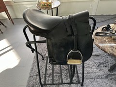 Ansur Treeless Saddle English