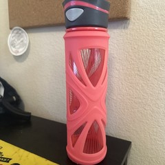 ZULU 20 oz Pink Glass Water Bottle BPA-Free Flip Lock Lid Silicone Sleeve