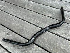 FSA Metropolis Alt Riser Alloy Handlebar | 31.8×620 mm / Made in Taiwan