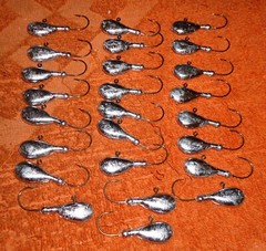 (25) 5/8 OZ FLAT HEAD FLATHEAD JIGS WITH 3/0 HOOKS UNPAINTED
