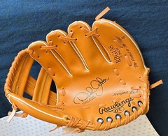 RAWLINGS 9″ GLOVE [[DEREK JETER]] PRINTED AUTOGRAPH (MINT)