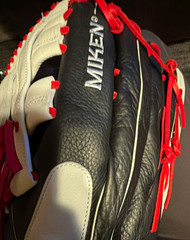 Miken Player Series 12.75″ RH Outfield Softball Glove Strap Leather Black/Red