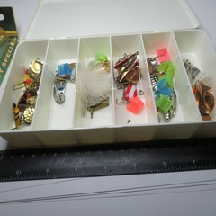 FISHING UNKNOWN LOT OF 20 PLUS ASSORTED SMALL METAL 8¼» X5 ½» X 1½» 1¾» BOX
