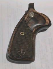 S&W K/L Round Butt ALTAI Grips Walnut Checkered Fleur-De-Lis w/Silver Medallions
