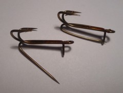 10 MUSTAD #7 DOUBLE LIMERICK OUTSIDE HOOKS WITH SAFETY PIN RINGED BRONZED 79041