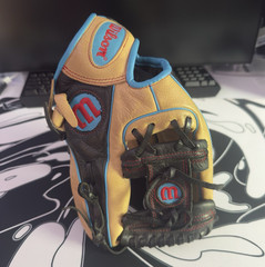 Wilson A500 11.5″ Right Hand Throw Baseball Glove Leather Tan/Black/Blue Padded