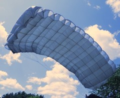 Paratec TW9 402 sq ft 9 cell military skydiving parachute – complete with risers
