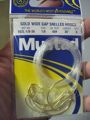 6 Mustad Gold 1/0 Wide Gap Snelled Hooks, 36″ Length 40# Test Leader 162L-1/0-36