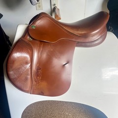 Prestige Red Fox Jump Saddle 17/33 (Generous Medium) – Used | Good Condition