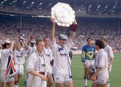 Eric Cantona of Leeds United celebrates with the trophy after the – Old Photo