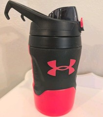 Under Armour 32 fl oz Flip Top Water Bottle w/ Handle. Black / Dark pinkPlastic