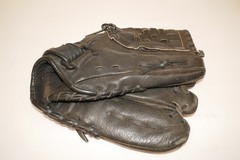 Preowned Mizuno Black Leather Right Hand Throw Baseball Glove 10 in