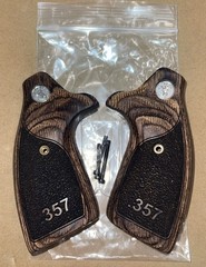 Altamont Wood Grips – Colt Cobra 2017 Super Walnut Stipple – Silver Emblem