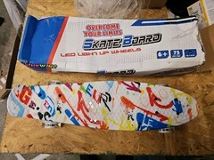 NEW OPEN BOX ThinkWing Skateboard with LED Wheels 22″ Long