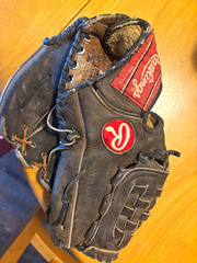 Rawlings Deep Tan Cowhide DPL-1050 10.5″ Left Hand Basket Web Glove Black/Red