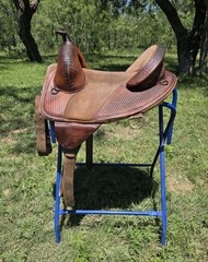 Bob Marshall by Circle Y Treeless – Western Sports Saddle 14″ round skirt