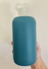 bkr Classic 32 fl oz Glass Water Bottle Blue Silicone Sleeve Screw-On Lid