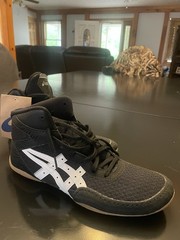 Men’s Size 9 ASICS Black with White Logo NWT Irregular Wrestling Shoes