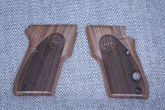 Beretta tomcat walnut wood Handgun Grips «checkered & logo»