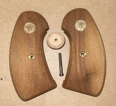 Herrett’s Shooting Ace S&W J Frame Square Butt Walnut Revolver Grips w/Box